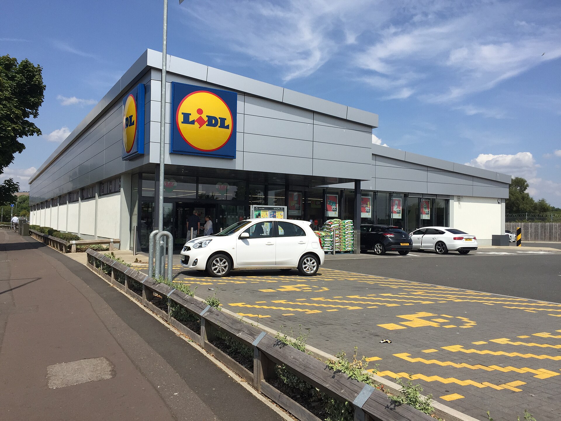 The Lidl supermarket and its car park on Pentwyn Road.